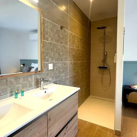 Daya Lodge. L'Isle-sur-la-Sorgue